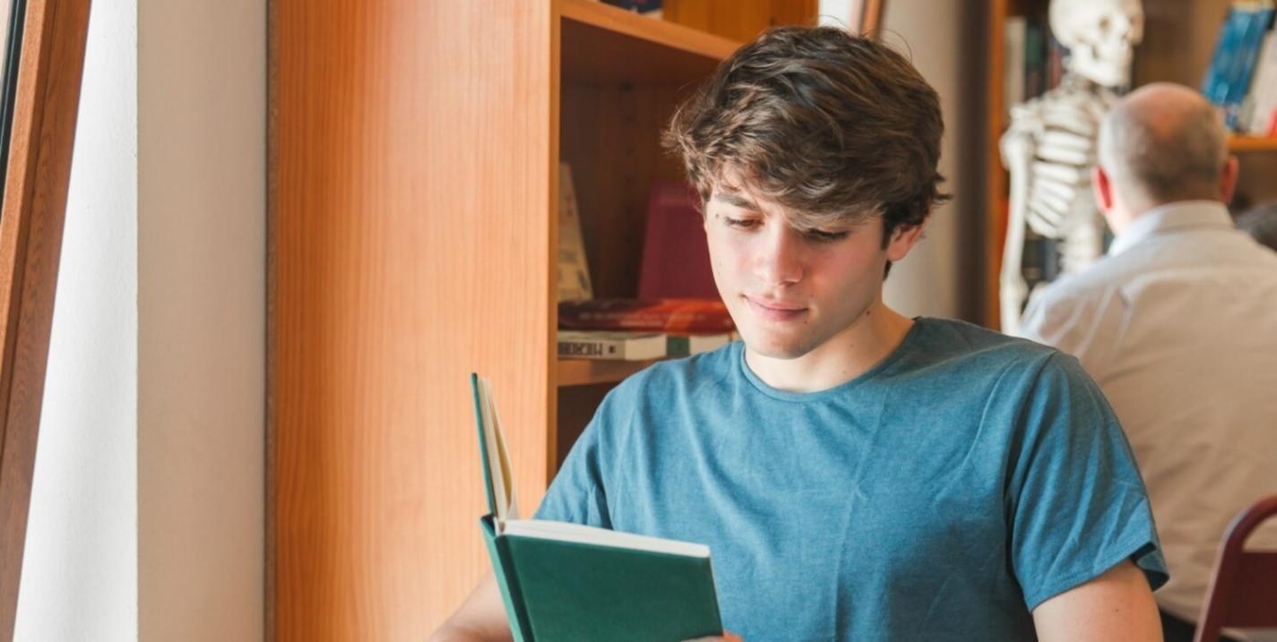 Estudiante analizando estados financieros en plataforma interactiva